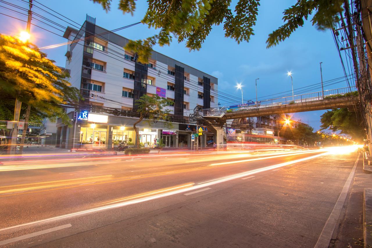 Jr Mansion On Nut Soi 25 Aparthotel Bangkok Buitenkant foto