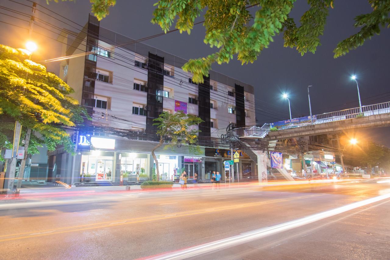 Jr Mansion On Nut Soi 25 Aparthotel Bangkok Buitenkant foto